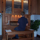 Michael Weinreich an der neuen Hausorgel
