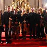 Dekan Alexander Raich und Wally Kössler mit der Capella Lanensis